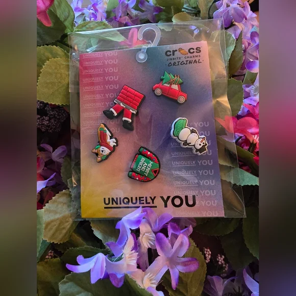 💕NWT💕Crocs Shoe Charms, Christmas Holiday Themed 5 Jibbitz Charms - Picture 1 of 1